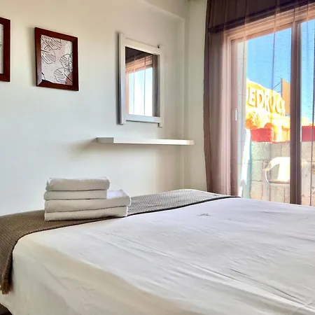 Apt On The Street Of Bars&nightclubs In 12 Apartment *