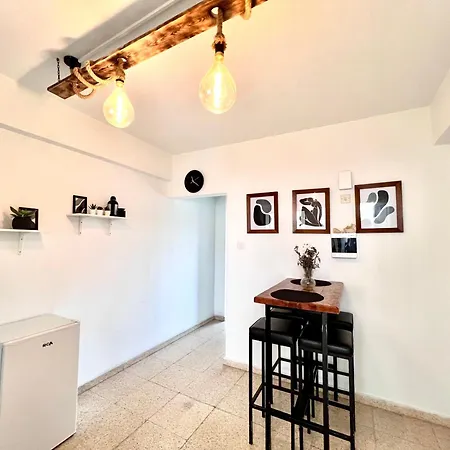 Apt On The Street Of Bars&nightclubs In 12 Apartment *