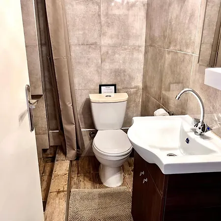 Apt On The Street Of Bars&nightclubs In 12 Apartment *