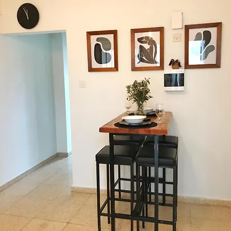 Apt On The Street Of Bars&nightclubs In 12 Appartement