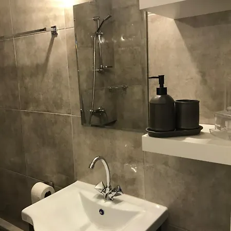 Apt On The Street Of Bars&nightclubs In 12 Appartement