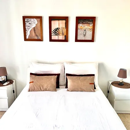 Appartement Apt On The Street Of Bars&nightclubs In 12