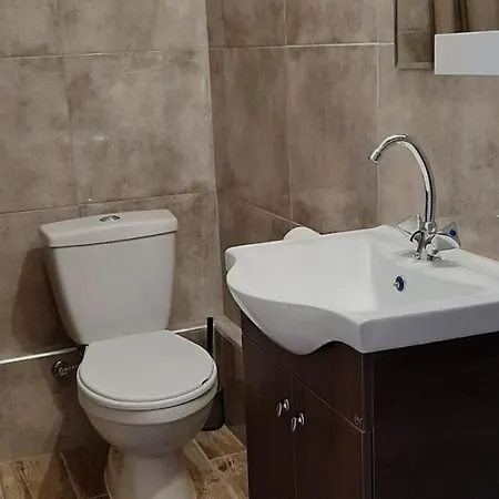 Apt On The Street Of Bars&nightclubs In 12 Appartement *