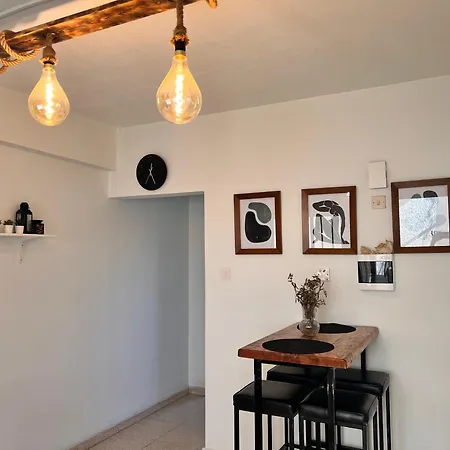 Apt On The Street Of Bars&nightclubs In 12 Appartement *