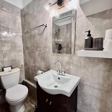 Апартаменты Apt On The Street Of Bars&nightclubs In 12 *